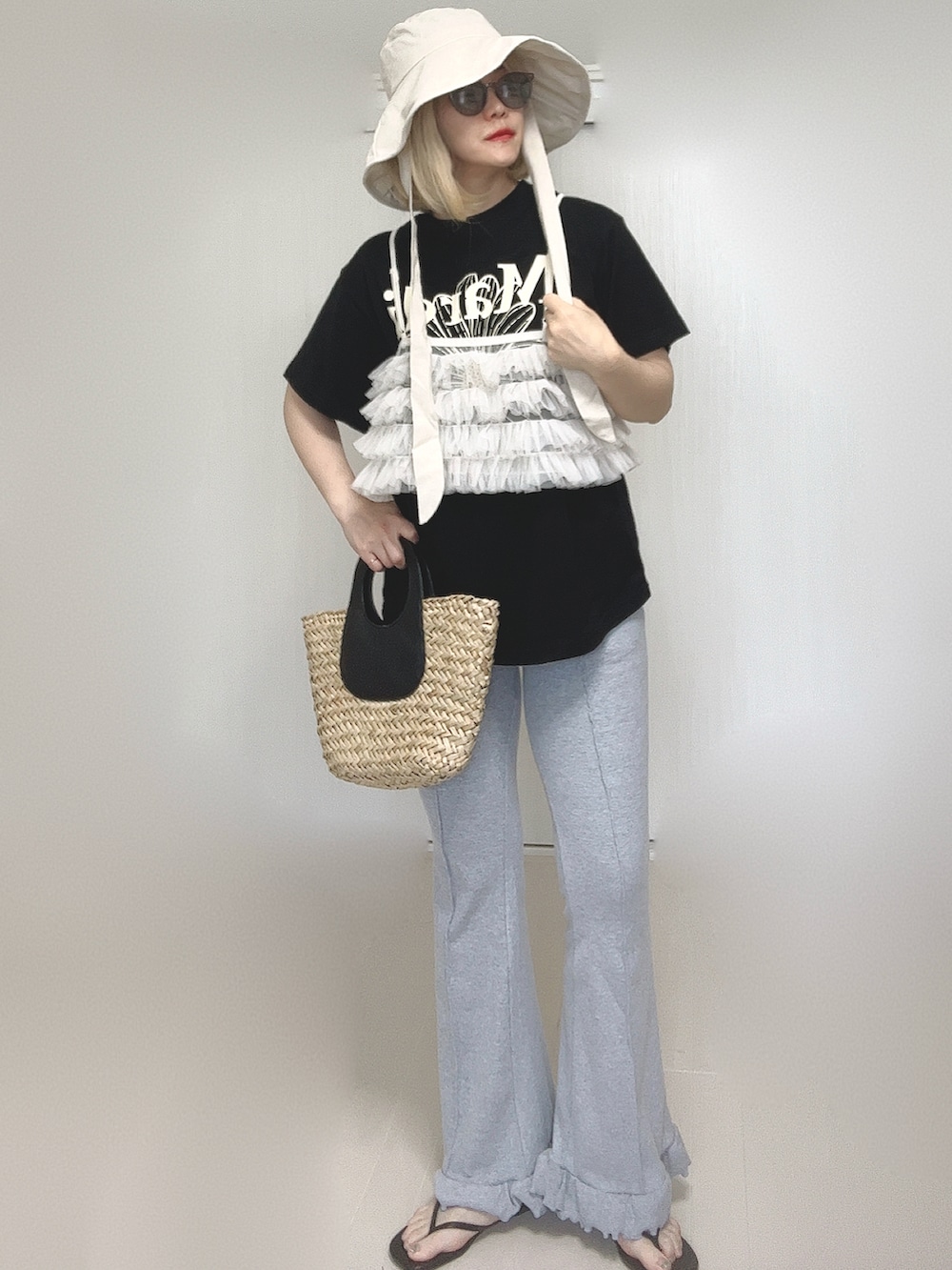グレー系のその他パンツ、ブラック系のTシャツ/カットソー、ブラック系のサンダルを着用したレディースの夏コーディネートの3枚目の写真