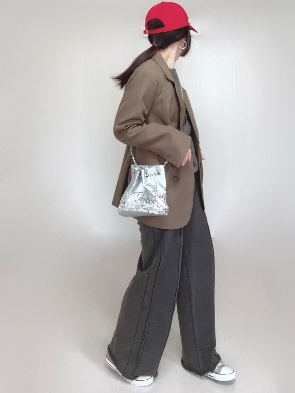 ブラック系のスウェットパンツ、ブラウン系のテーラードジャケット、シルバー系のショルダーバッグを着用したレディースの春コーディネートの3枚目の写真