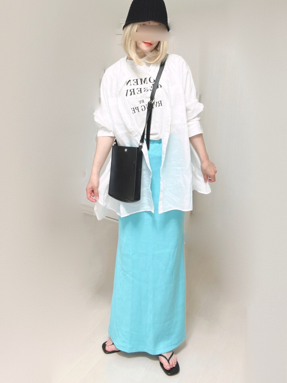 ホワイト系のシャツ/ブラウス、ブルー系のスカート、ブラック系のサンダルを着用したレディースの夏コーディネートの4枚目の写真