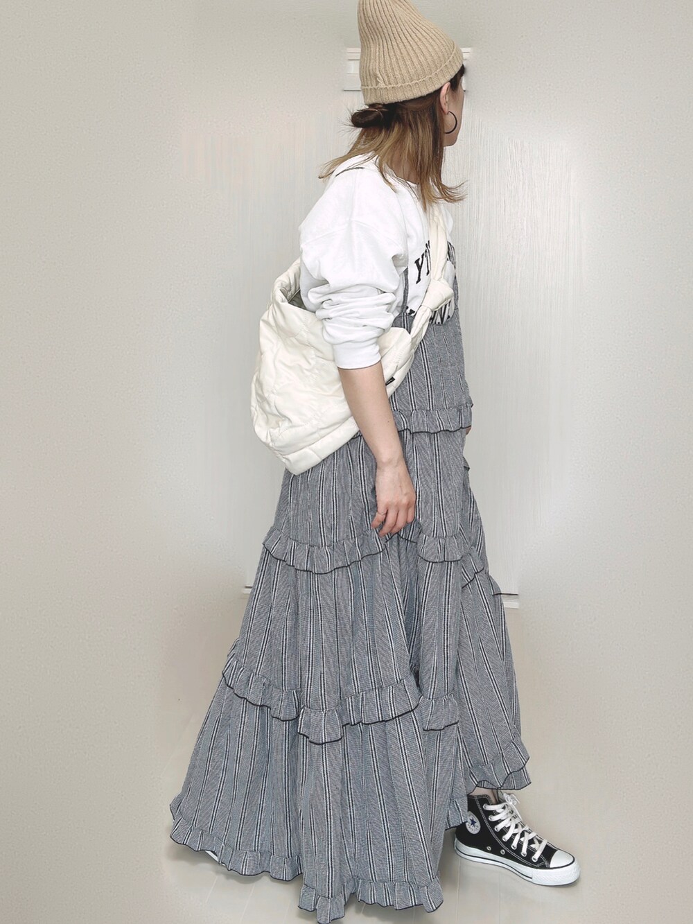 ホワイト系のスウェット、ホワイト系のショルダーバッグ、ブラック系のワンピースを着用したレディースの秋コーディネートの3枚目の写真