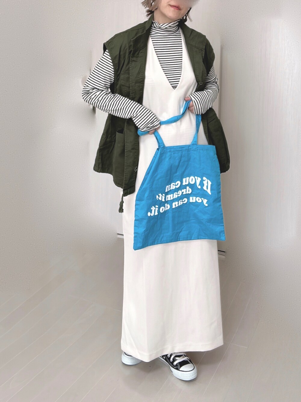 ホワイト系のワンピース、ホワイト系のTシャツ/カットソー、グリーン系のその他アウターを着用したレディースの冬コーディネートの2枚目の写真