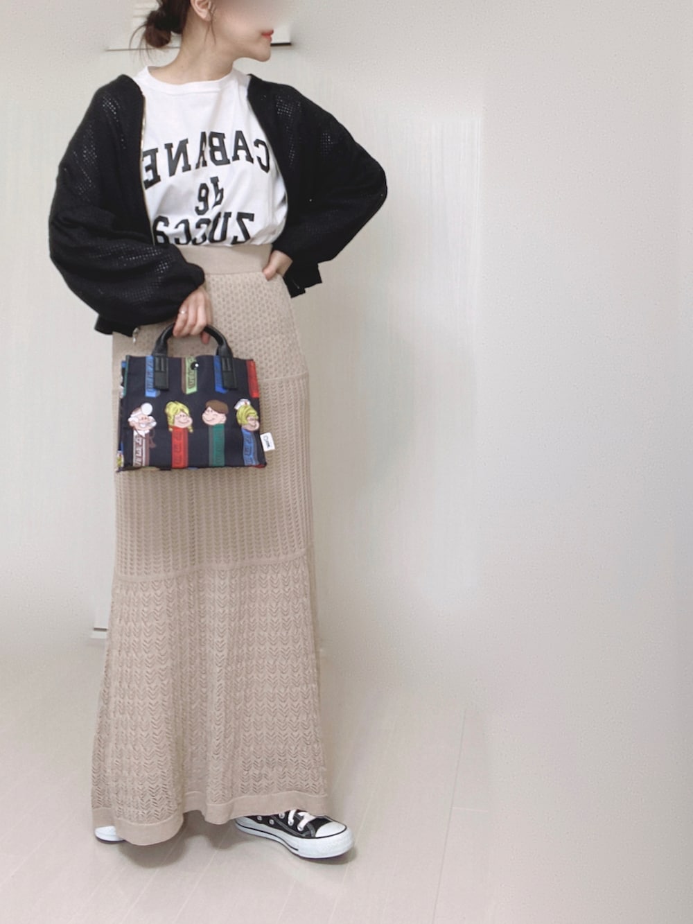 ホワイト系のTシャツ/カットソー、ブラック系のその他アウター、ブラック系のトートバッグを着用したレディースの春コーディネートの4枚目の写真