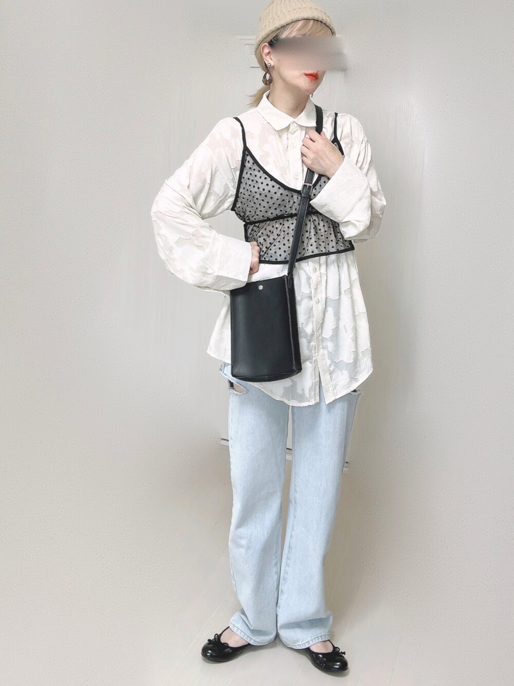 ブルー系のデニムパンツ、ホワイト系のシャツ/ブラウス、ブラック系のショルダーバッグを着用したレディースの夏コーディネートの5枚目の写真