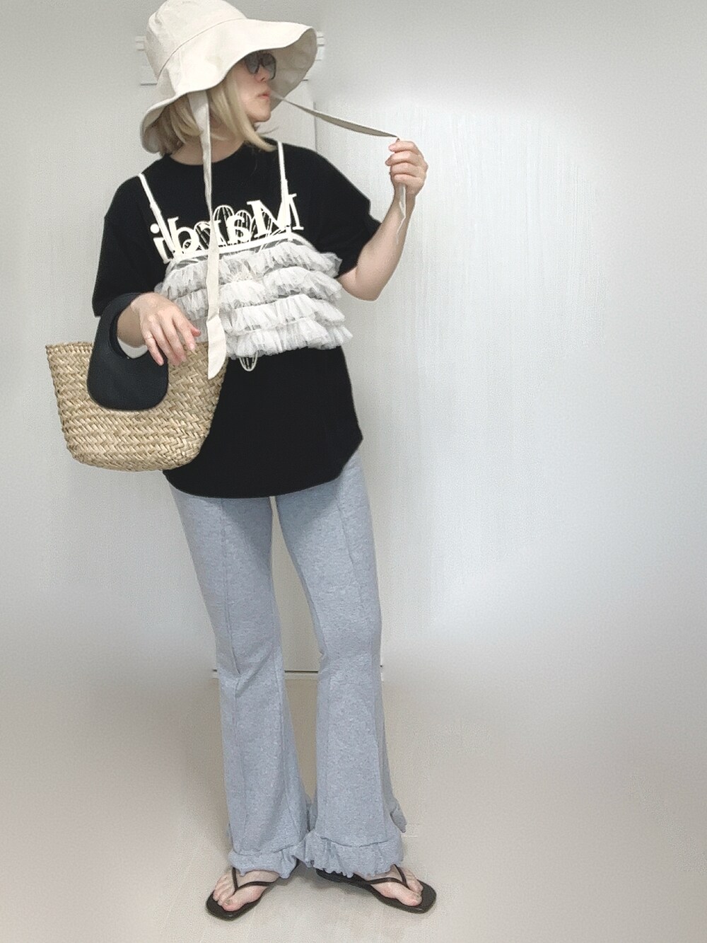 グレー系のその他パンツ、ブラック系のTシャツ/カットソー、ブラック系のサンダルを着用したレディースの夏コーディネートの4枚目の写真