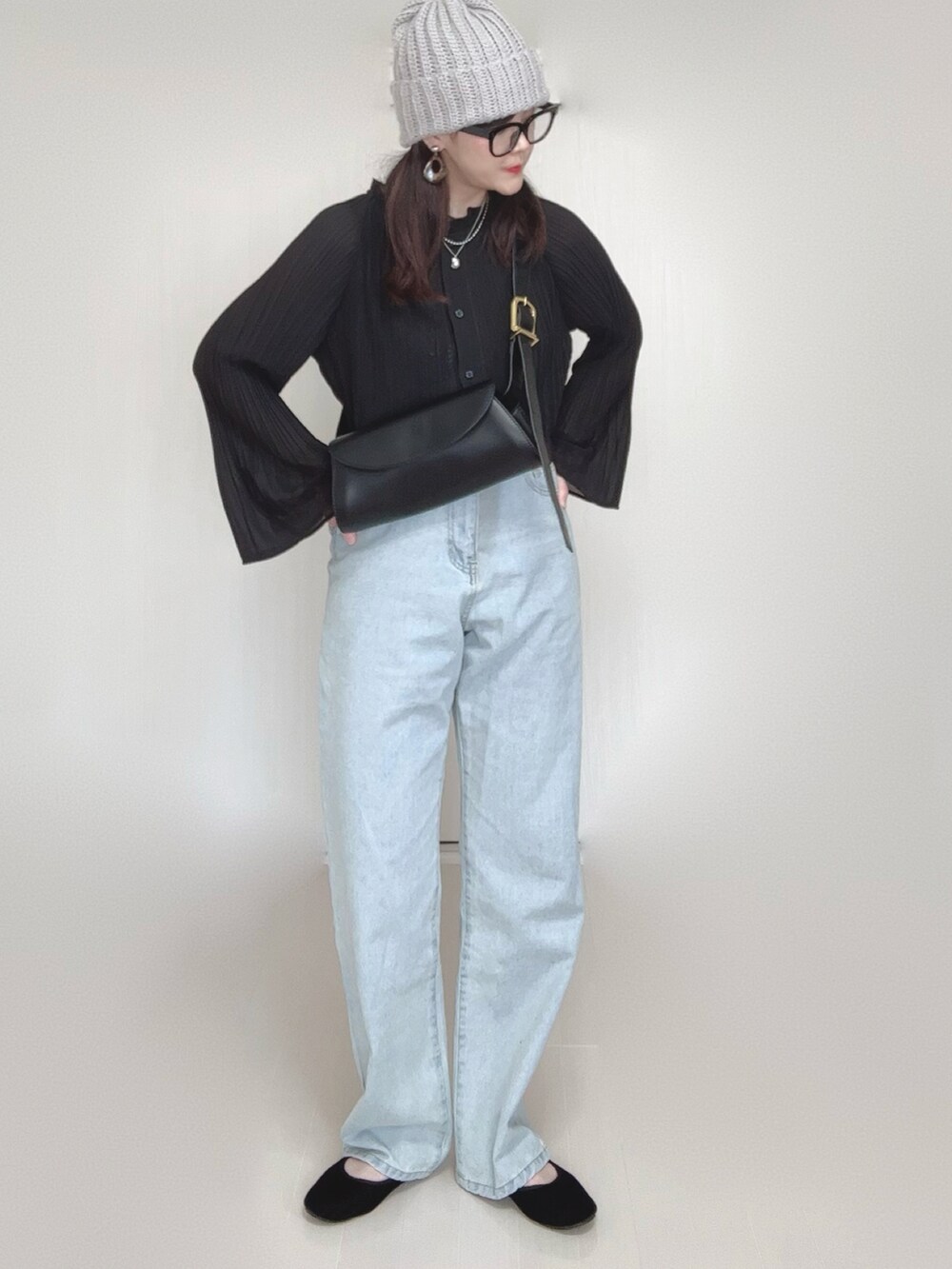 ブラック系のシャツ/ブラウス、ブルー系のデニムパンツ、ブラック系のパンプスを着用したレディースの春コーディネートの2枚目の写真
