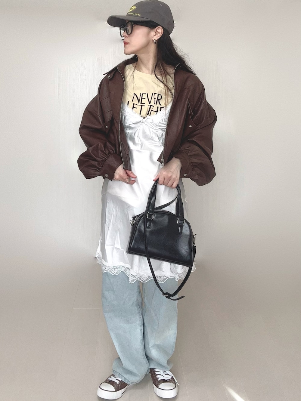 ベージュ系のTシャツ/カットソー、ブラウン系のブルゾン、ホワイト系のワンピースを着用したレディースの冬コーディネートの4枚目の写真