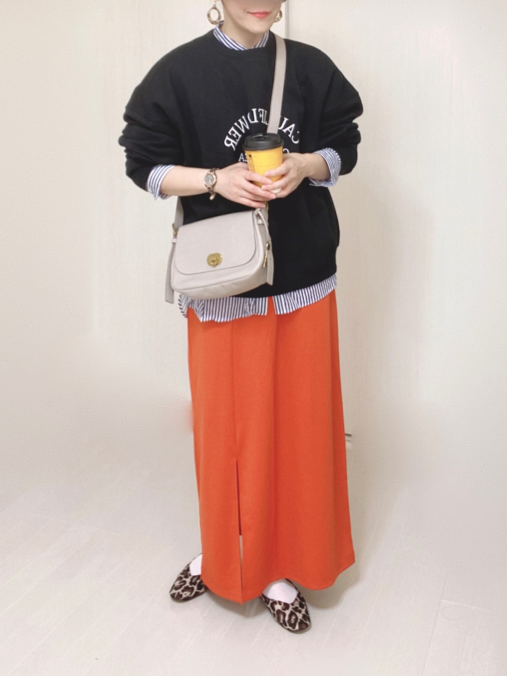 グレー系のメッセンジャーバッグ、ブラック系のスウェット、ブルー系のシャツ/ブラウスを着用したレディースの秋コーディネートの4枚目の写真