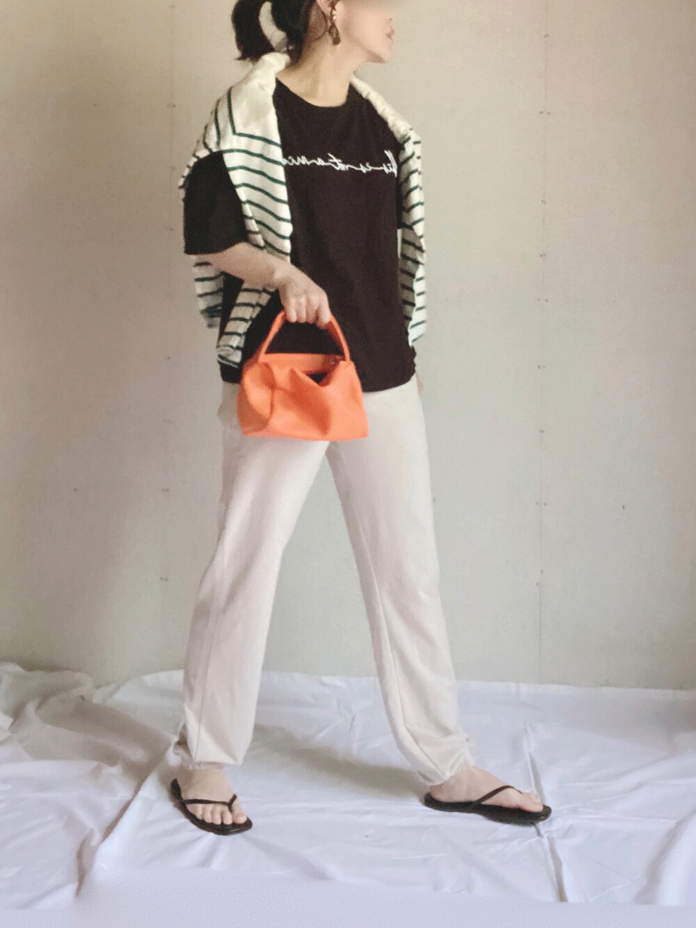 ブラック系のTシャツ/カットソー、グリーン系のTシャツ/カットソー、オレンジ系のショルダーバッグを着用したレディースの夏コーディネートの2枚目の写真