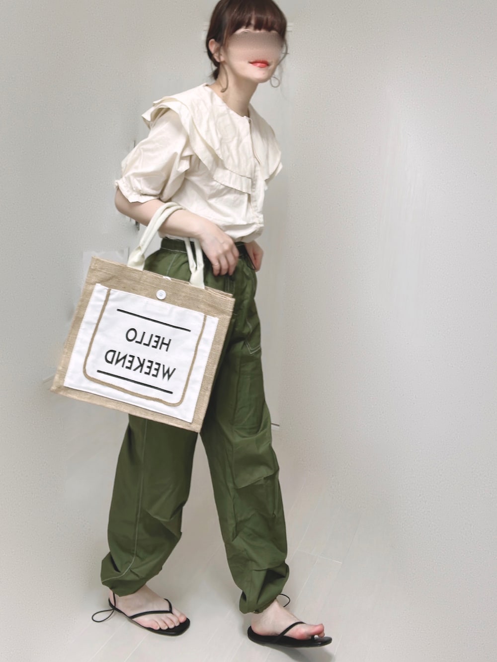 グリーン系のカーゴパンツ、ベージュ系のシャツ/ブラウス、ホワイト系のかごバッグを着用したレディースの春コーディネートの2枚目の写真