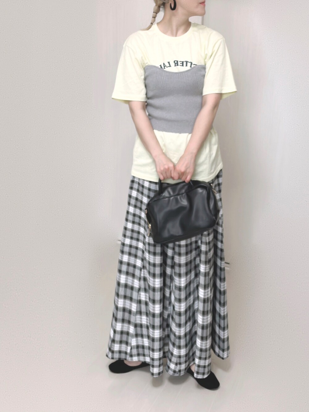 イエロー系のTシャツ/カットソー、グレー系のチューブトップ、ブラック系のボストンバッグを着用したレディースの秋コーディネートの5枚目の写真