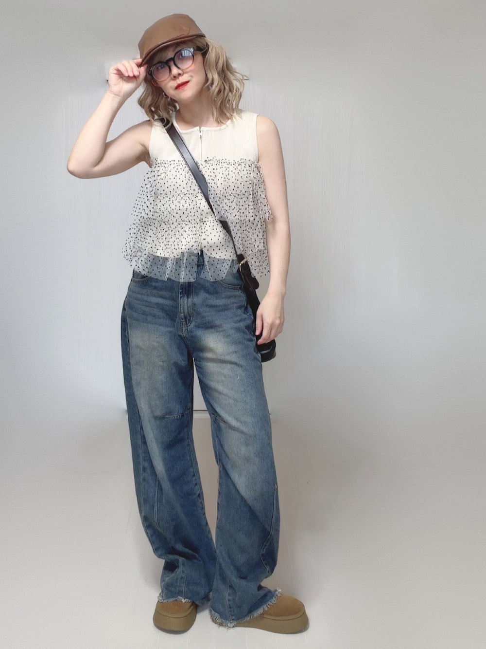 ブルー系のデニムパンツ、ホワイト系のニット/セーター、ベージュ系のシューズを着用したレディースの夏コーディネートの5枚目の写真