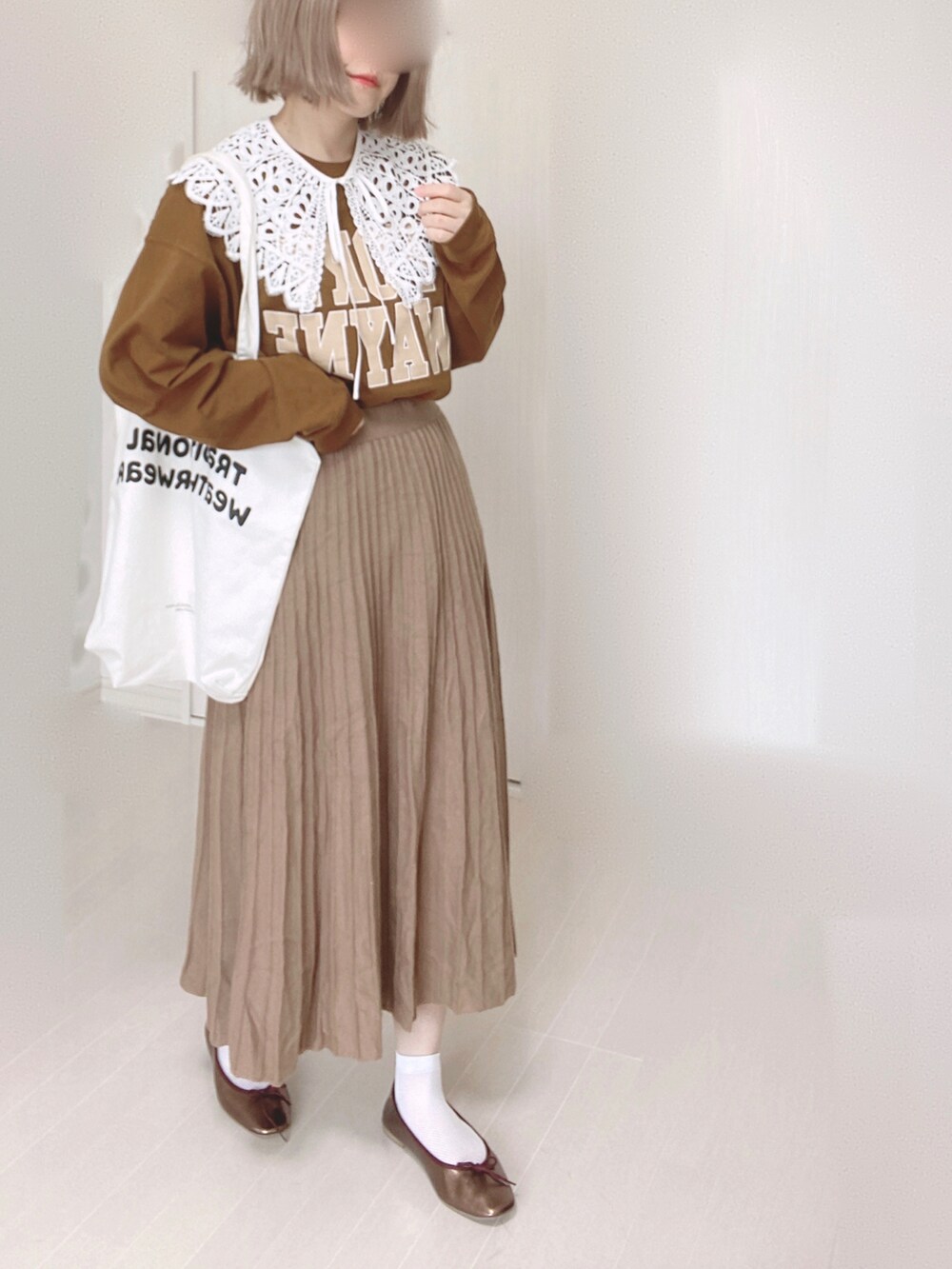 ブラウン系のバレエシューズ、ブラウン系のTシャツ/カットソー、ホワイト系のトートバッグを着用したレディースの秋コーディネートの5枚目の写真