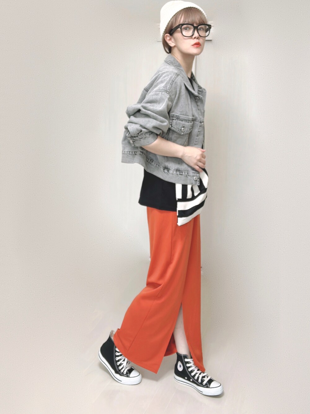 ブラック系のTシャツ/カットソー、ブラック系のデニムジャケット、ホワイト系のショルダーバッグを着用したレディースの夏コーディネートの3枚目の写真