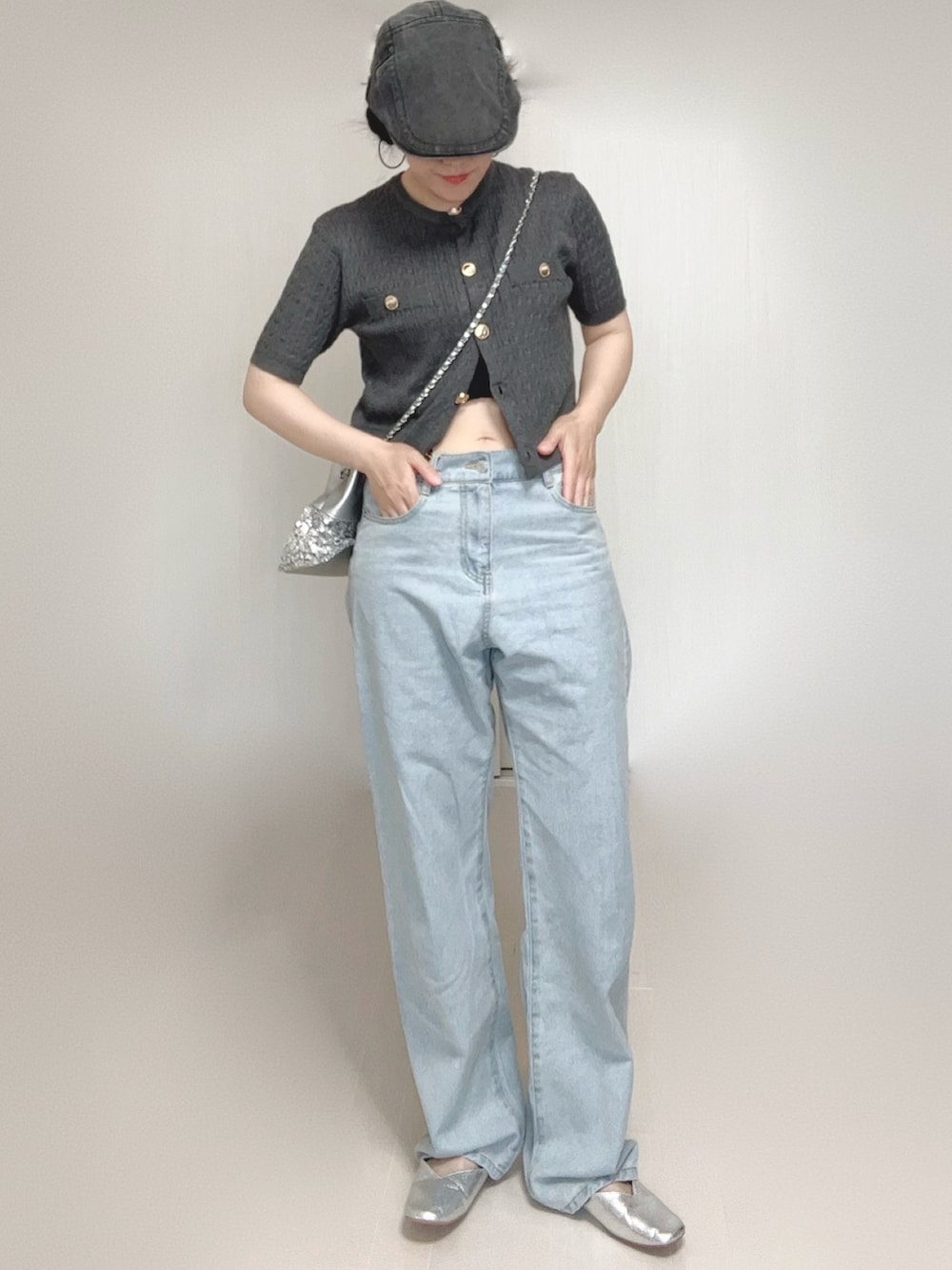 グレー系のカーディガン/ボレロ、シルバー系のパンプス、ブルー系のデニムパンツを着用したレディースの夏コーディネートの4枚目の写真