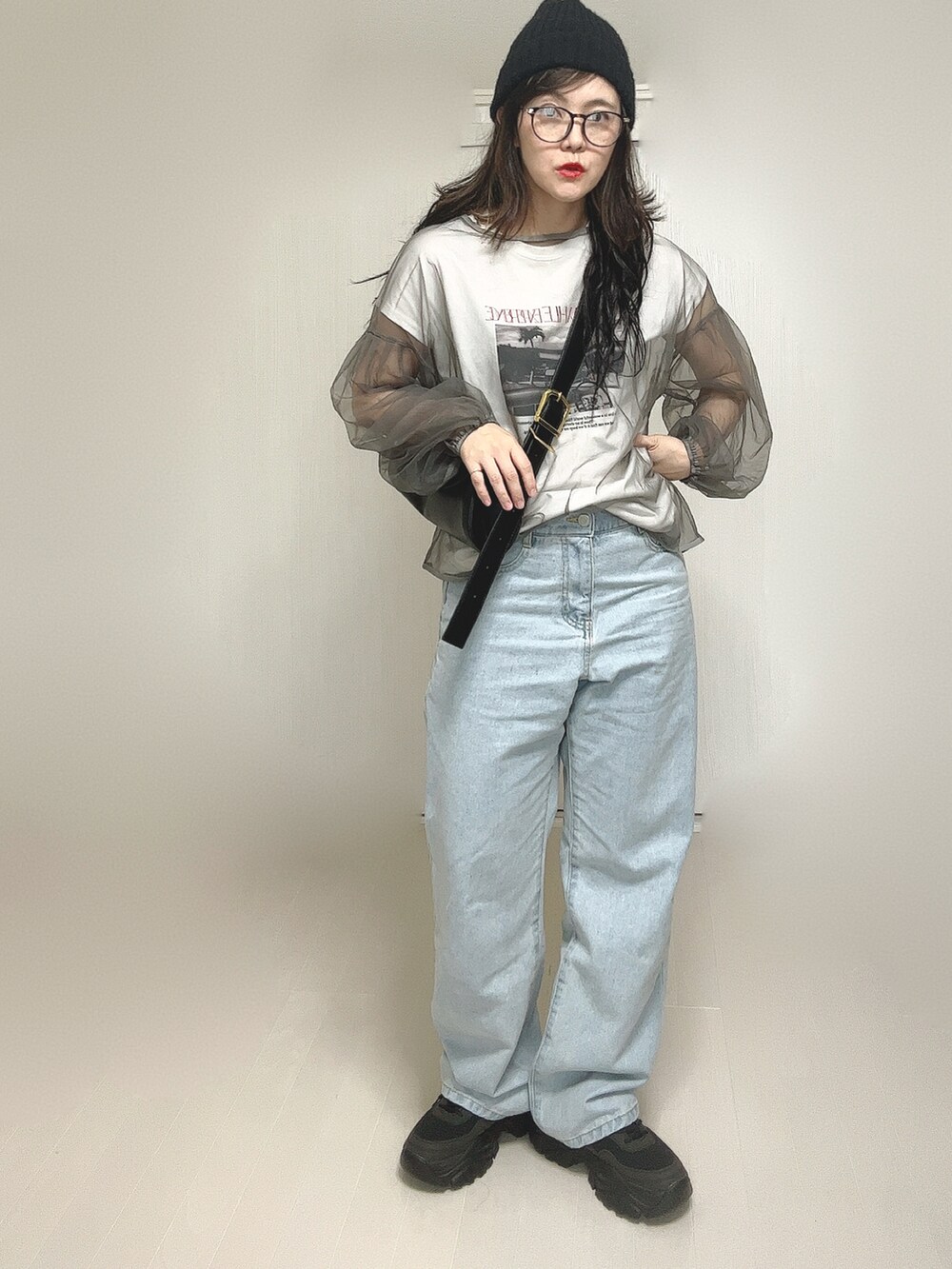 ブルー系のデニムパンツ、ブラック系のスニーカー、ブラック系のニットキャップ/ビーニーを着用したレディースの夏コーディネートの2枚目の写真