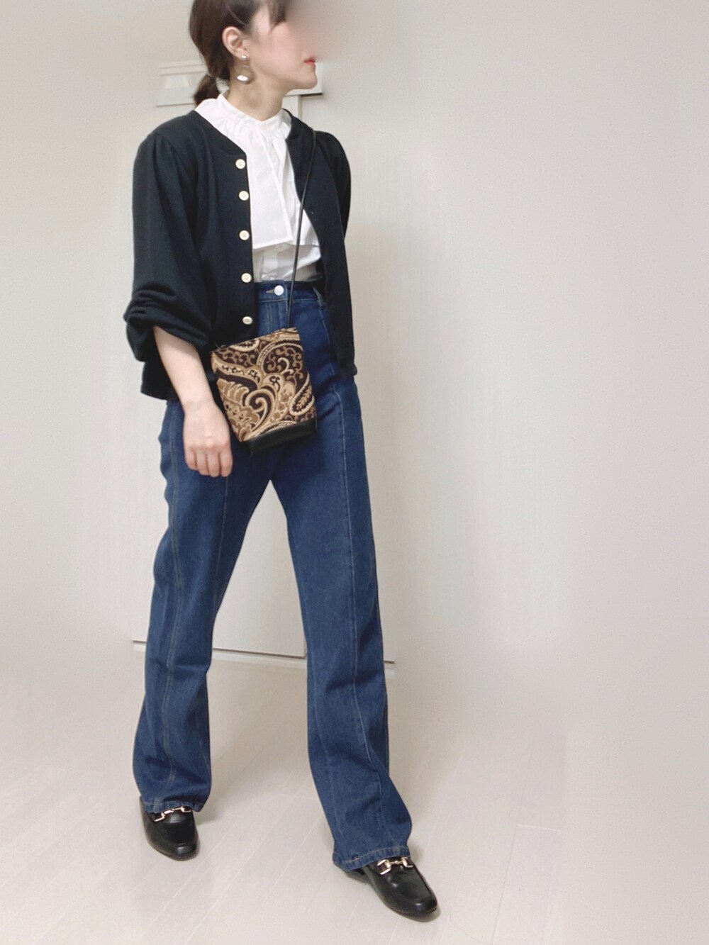 ブラック系のカーディガン/ボレロ、ホワイト系のシャツ/ブラウス、ブラック系のショルダーバッグを着用したレディースの夏コーディネートの2枚目の写真