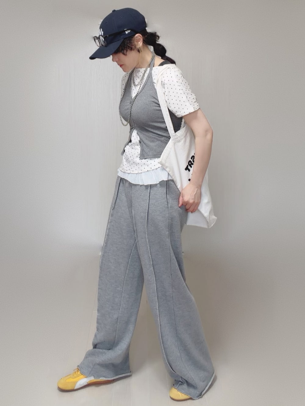 グレー系のスウェットパンツ、ホワイト系のTシャツ/カットソー、イエロー系のスニーカーを着用したレディースの夏コーディネートの2枚目の写真