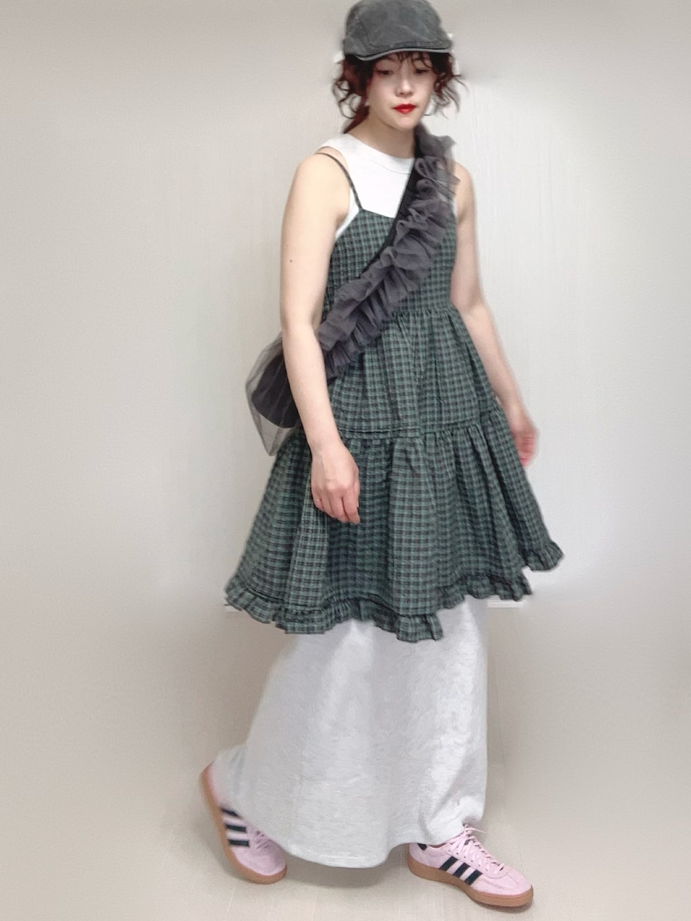 グレー系のワンピース、グレー系のショルダーバッグ、グレー系のワンピースを着用したレディースの夏コーディネートの4枚目の写真