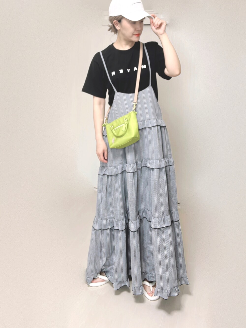 グリーン系のショルダーバッグ、ブラック系のTシャツ/カットソー、ブラック系のワンピースを着用したレディースの夏コーディネートの4枚目の写真