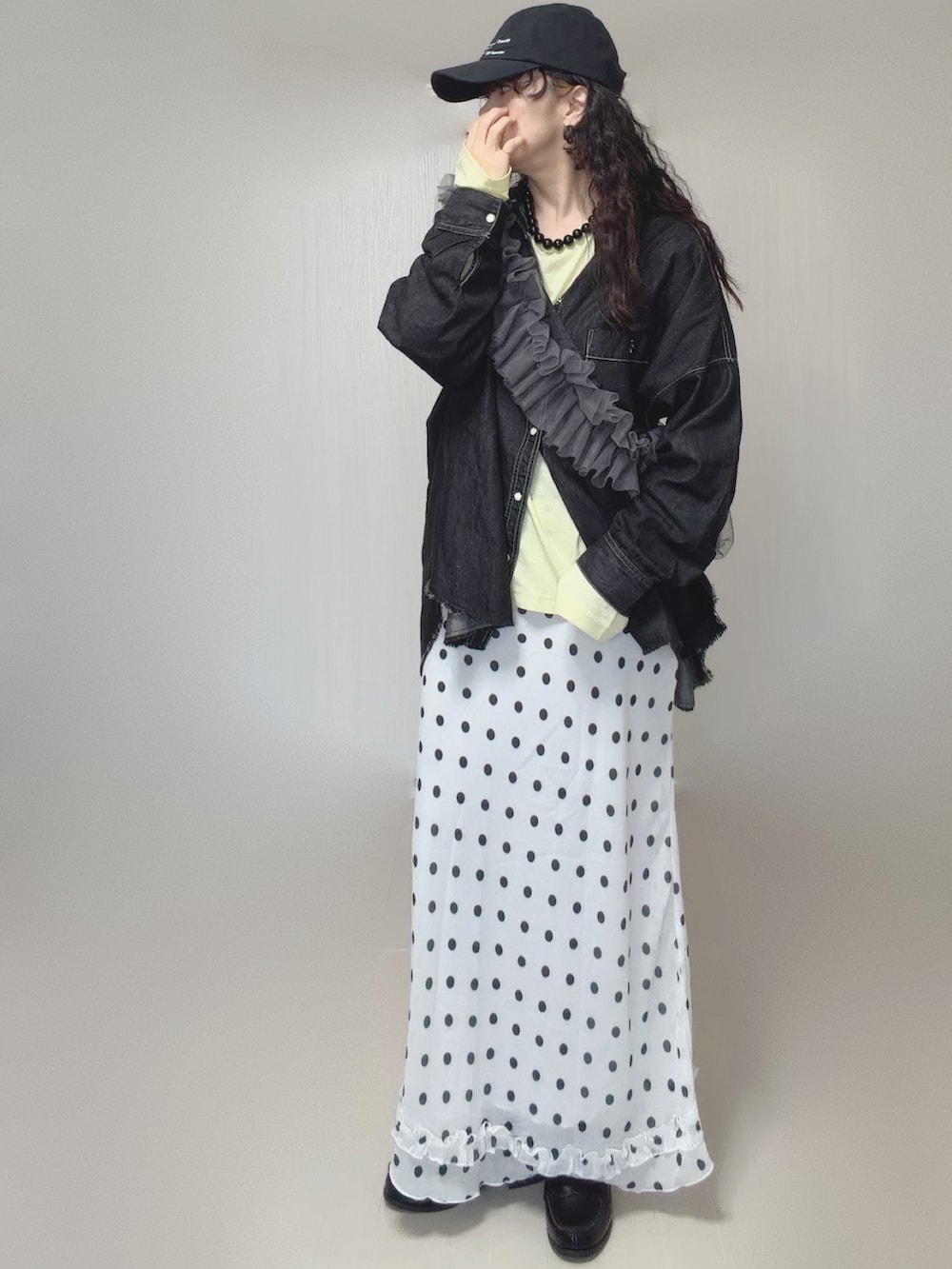 ブラック系のシャツ/ブラウス、イエロー系のTシャツ/カットソー、グレー系のショルダーバッグを着用したレディースの春コーディネートの2枚目の写真