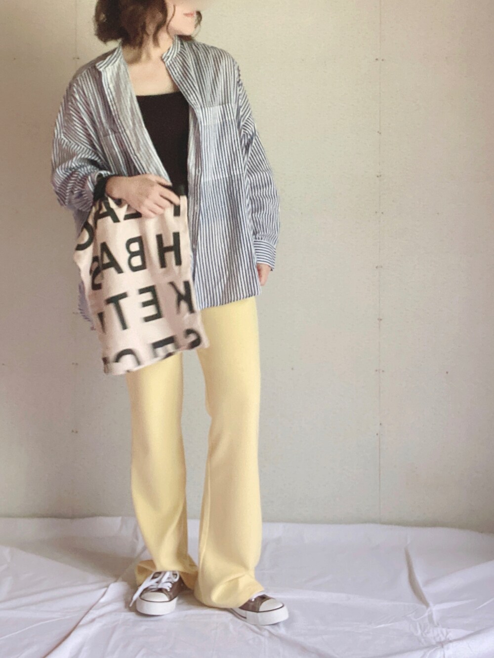 ブルー系のシャツ/ブラウス、イエロー系のその他パンツ、ホワイト系のトートバッグを着用したレディースの夏コーディネートの5枚目の写真