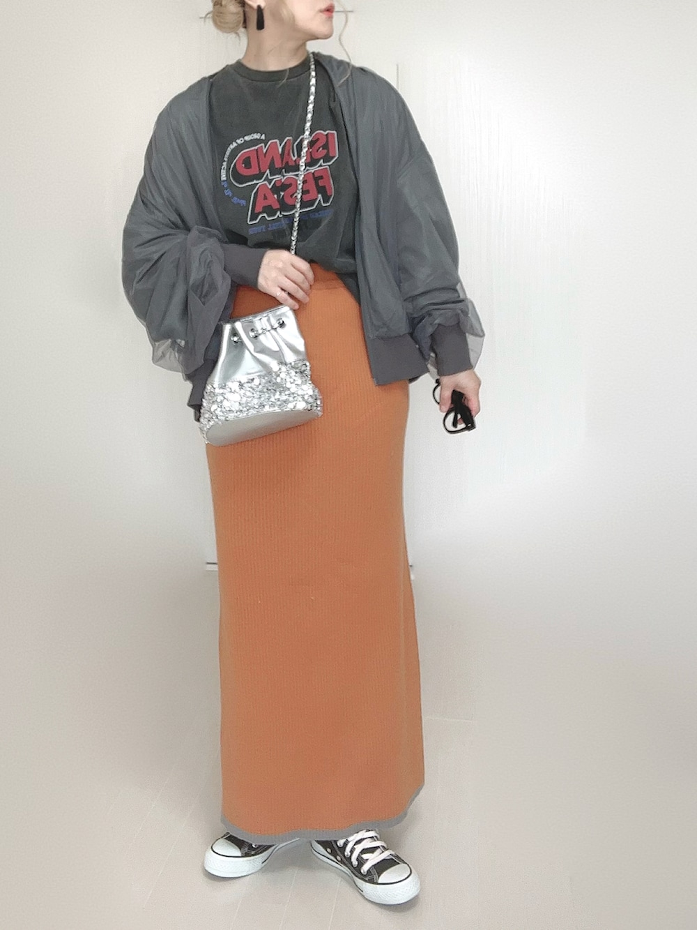 グレー系のブルゾン、グレー系のTシャツ/カットソー、シルバー系のショルダーバッグを着用したレディースの秋コーディネートの5枚目の写真