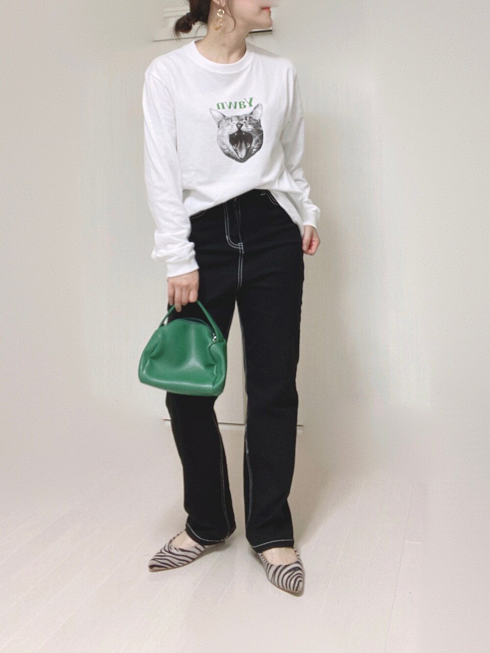 ホワイト系のTシャツ/カットソー、グリーン系のハンドバッグ、その他のパンプスを着用したレディースの秋コーディネートの4枚目の写真