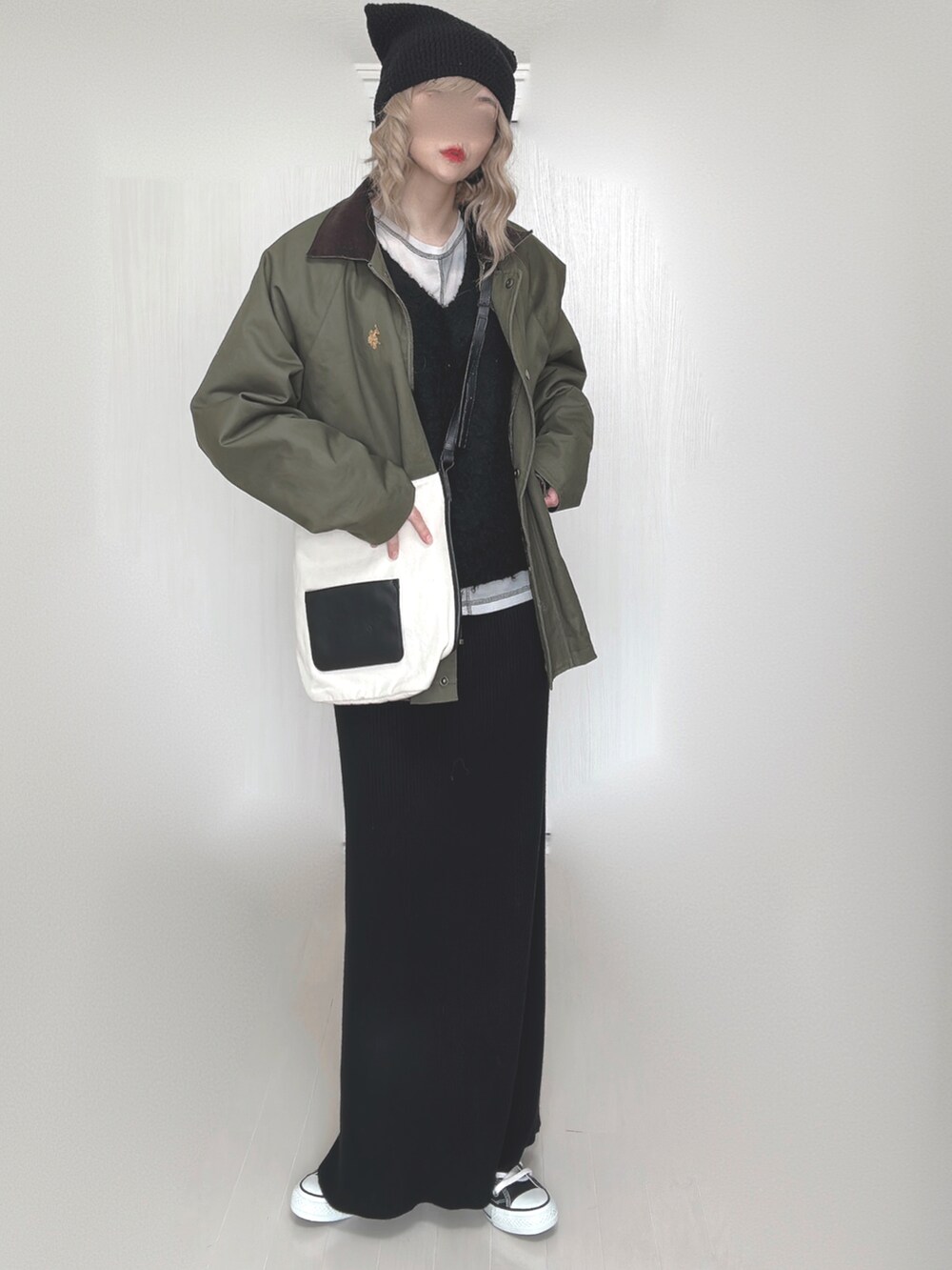 グリーン系のカバーオール、ブラック系のベスト、その他のその他トップスを着用したレディースの秋コーディネートの3枚目の写真