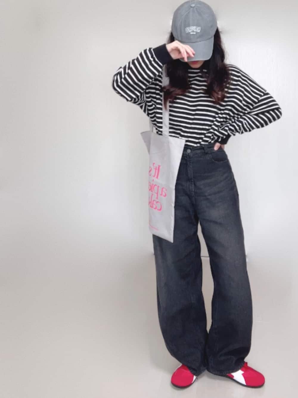 ホワイト系のTシャツ/カットソー、ブラック系のデニムパンツ、グレー系のトートバッグを着用したレディースの秋コーディネートの2枚目の写真