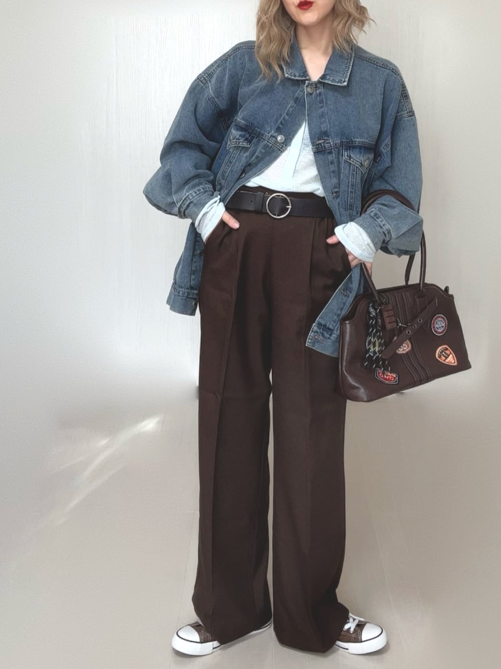 ブラウン系のその他パンツ、ブルー系のTシャツ/カットソー、ブルー系のデニムジャケットを着用したレディースの冬コーディネートの2枚目の写真