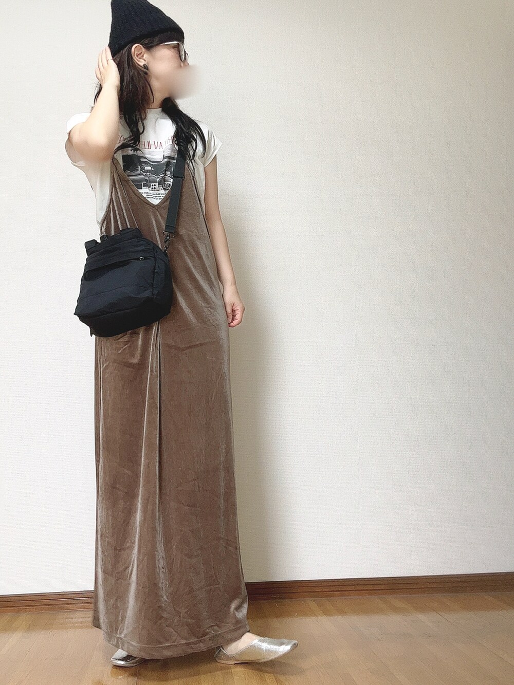 ブラック系のショルダーバッグ、ブラウン系のワンピース、シルバー系のパンプスを着用したレディースの夏コーディネートの3枚目の写真