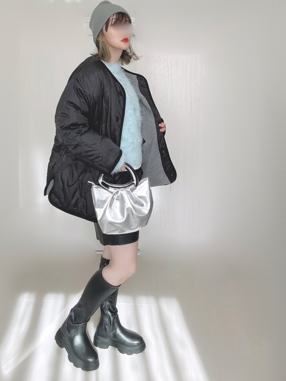 ブルー系のニット/セーター、ブラック系のブーツ、グレー系のノーカラージャケットを着用したレディースの秋コーディネートの4枚目の写真