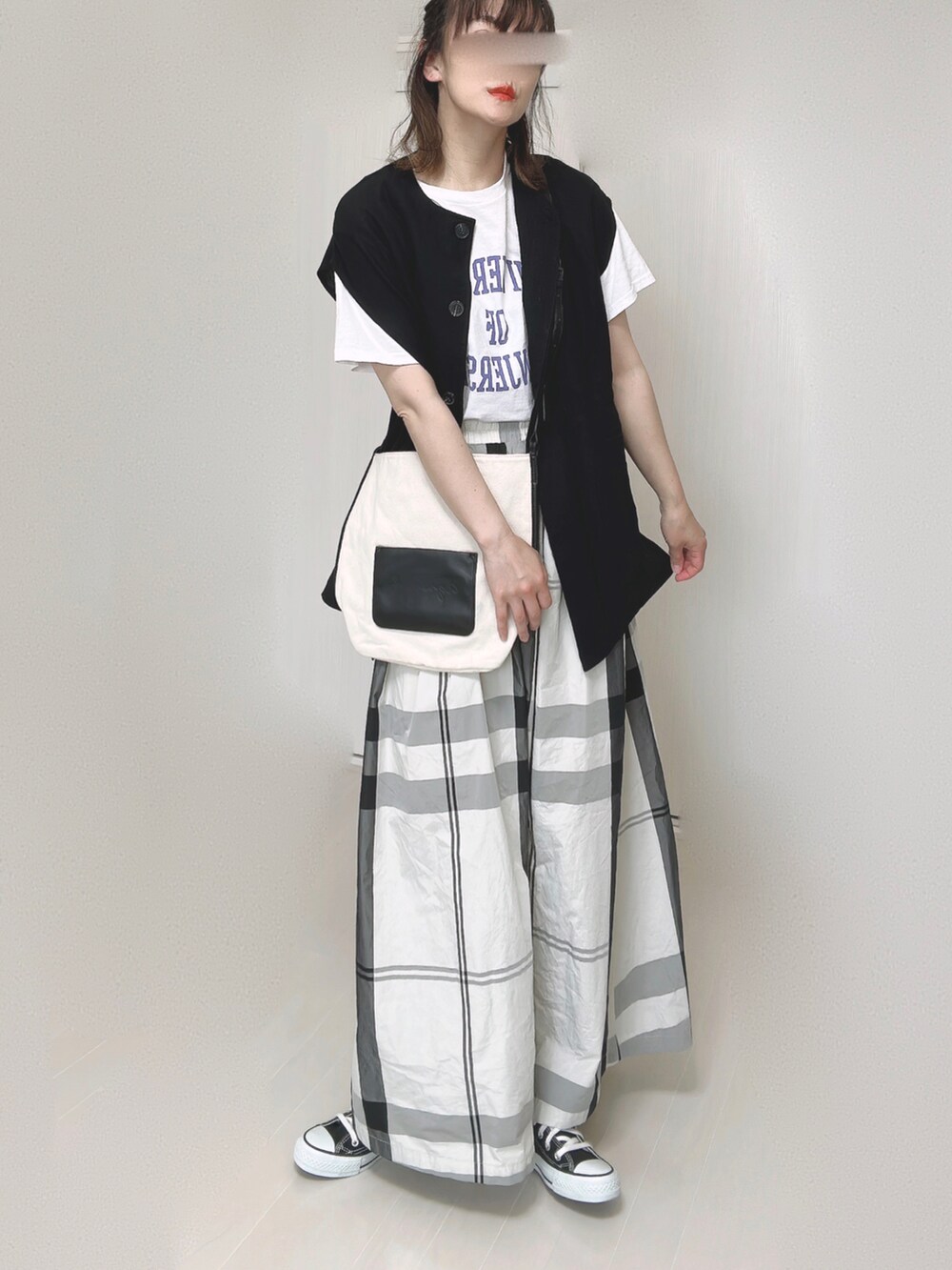 ブルー系のベスト、ホワイト系のTシャツ/カットソー、ベージュ系のかごバッグを着用したレディースの夏コーディネートの5枚目の写真