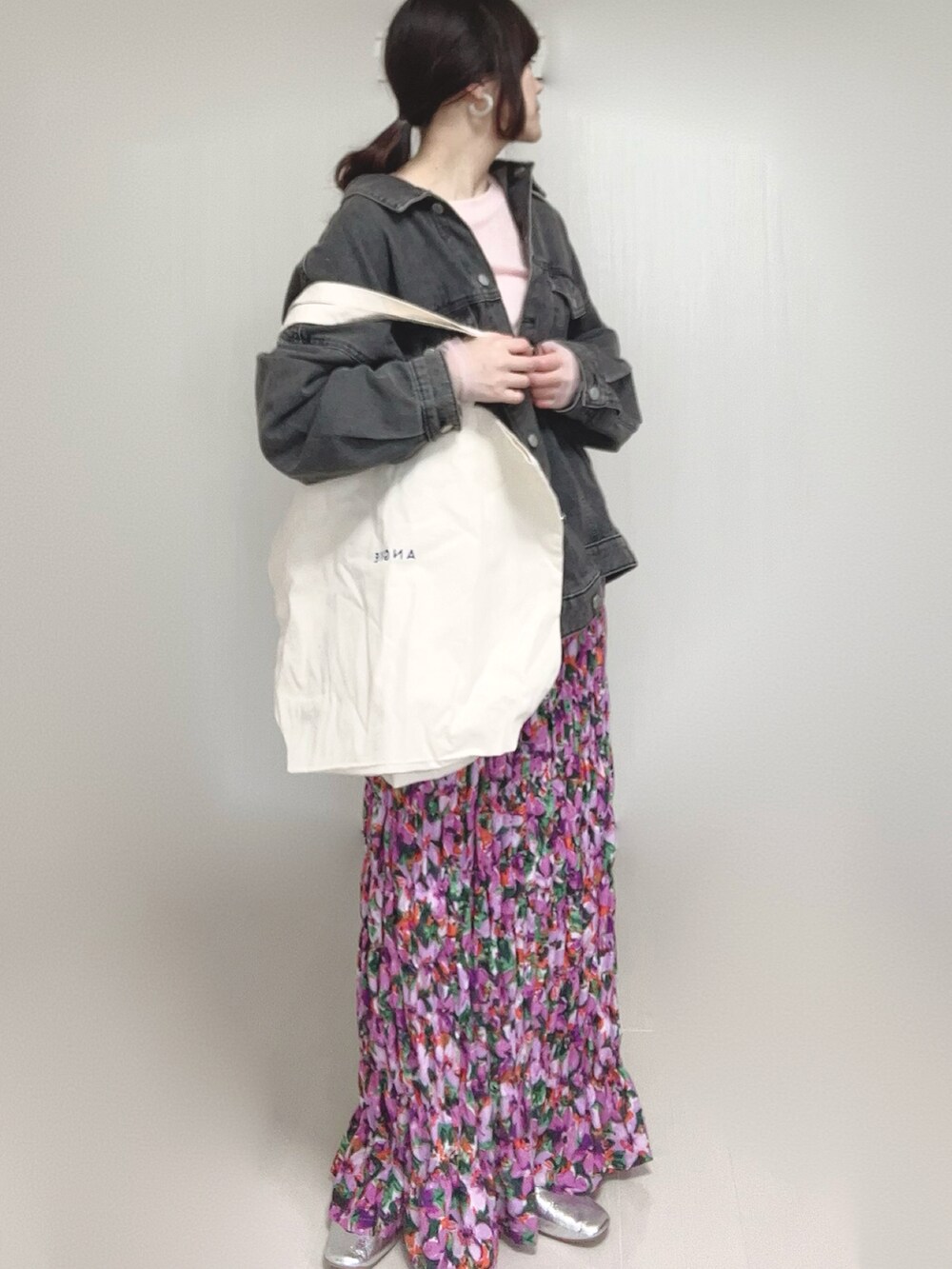 ピンク系のTシャツ/カットソー、ブラック系のデニムジャケット、ホワイト系のトートバッグを着用したレディースの春コーディネートの5枚目の写真