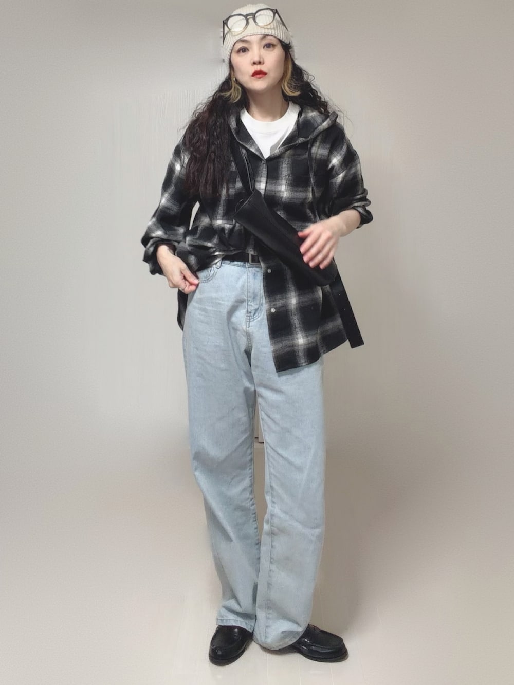 ホワイト系のTシャツ/カットソー、ブルー系のデニムパンツ、ブラック系のシャツ/ブラウスを着用したレディースの春コーディネートの3枚目の写真
