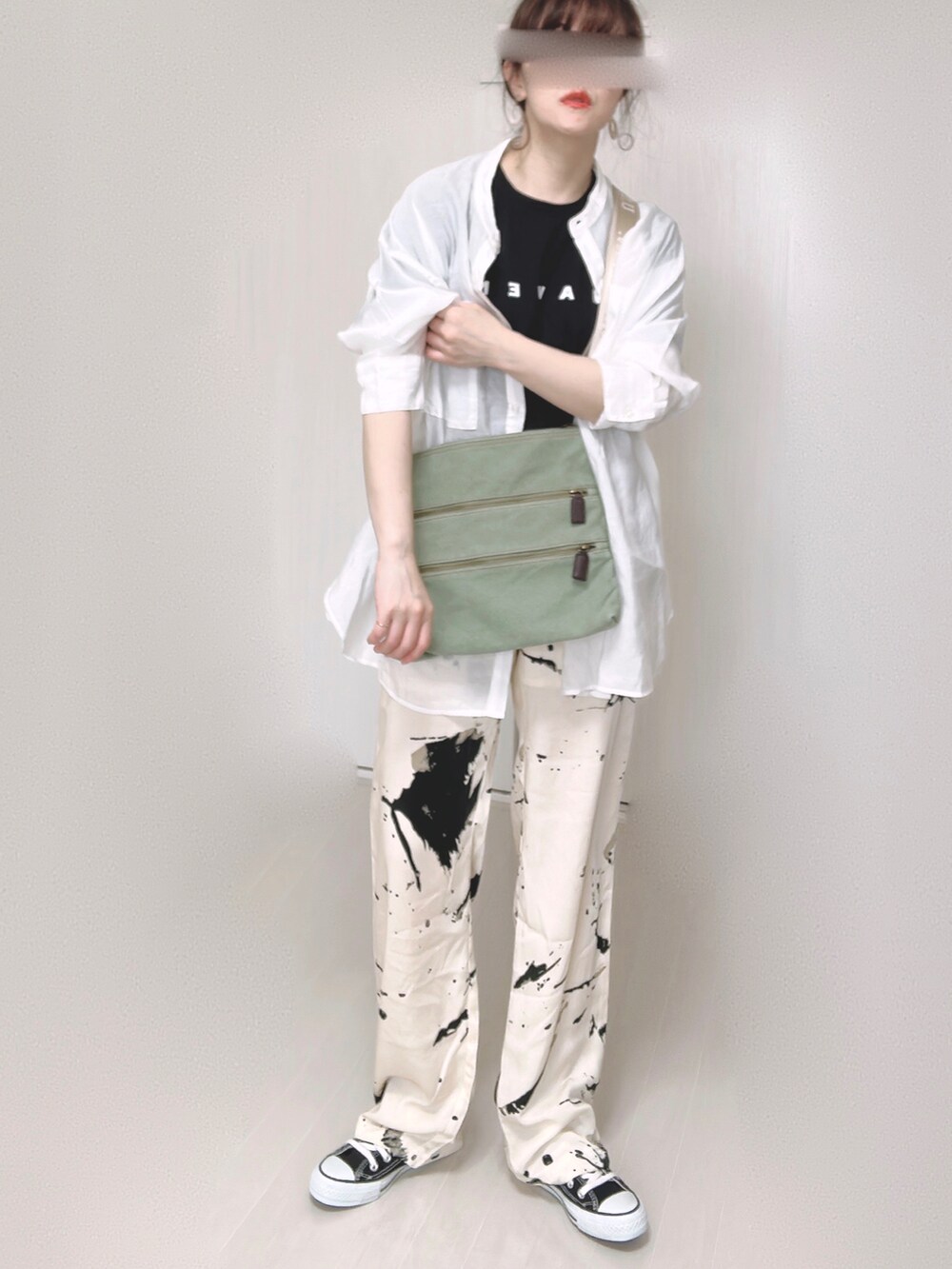 グリーン系のショルダーバッグ、ブラック系のTシャツ/カットソー、ホワイト系のシャツ/ブラウスを着用したレディースの夏コーディネートの2枚目の写真