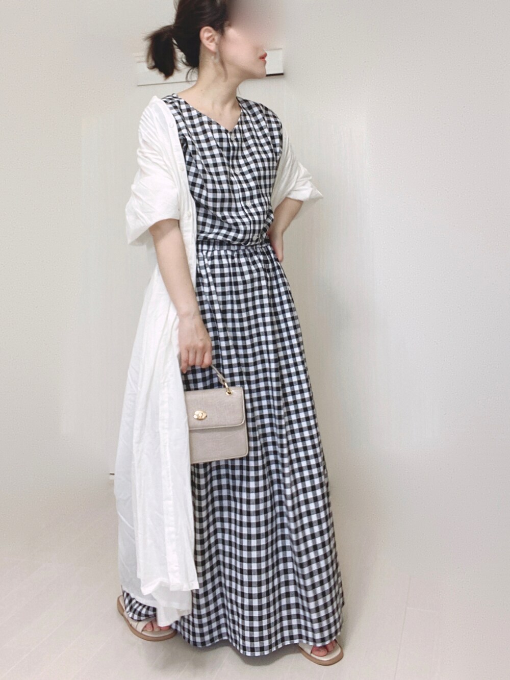 その他のワンピース、ホワイト系のシャツワンピース、ホワイト系のサンダルを着用したレディースの夏コーディネートの3枚目の写真