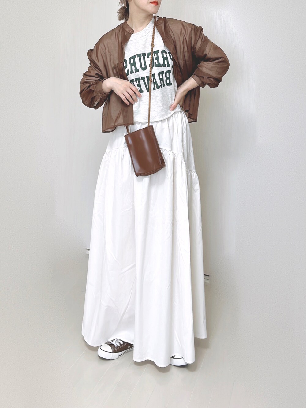 ホワイト系のスカート、ブラウン系のショルダーバッグ、ブラウン系のシャツ/ブラウスを着用したレディースの夏コーディネートの3枚目の写真