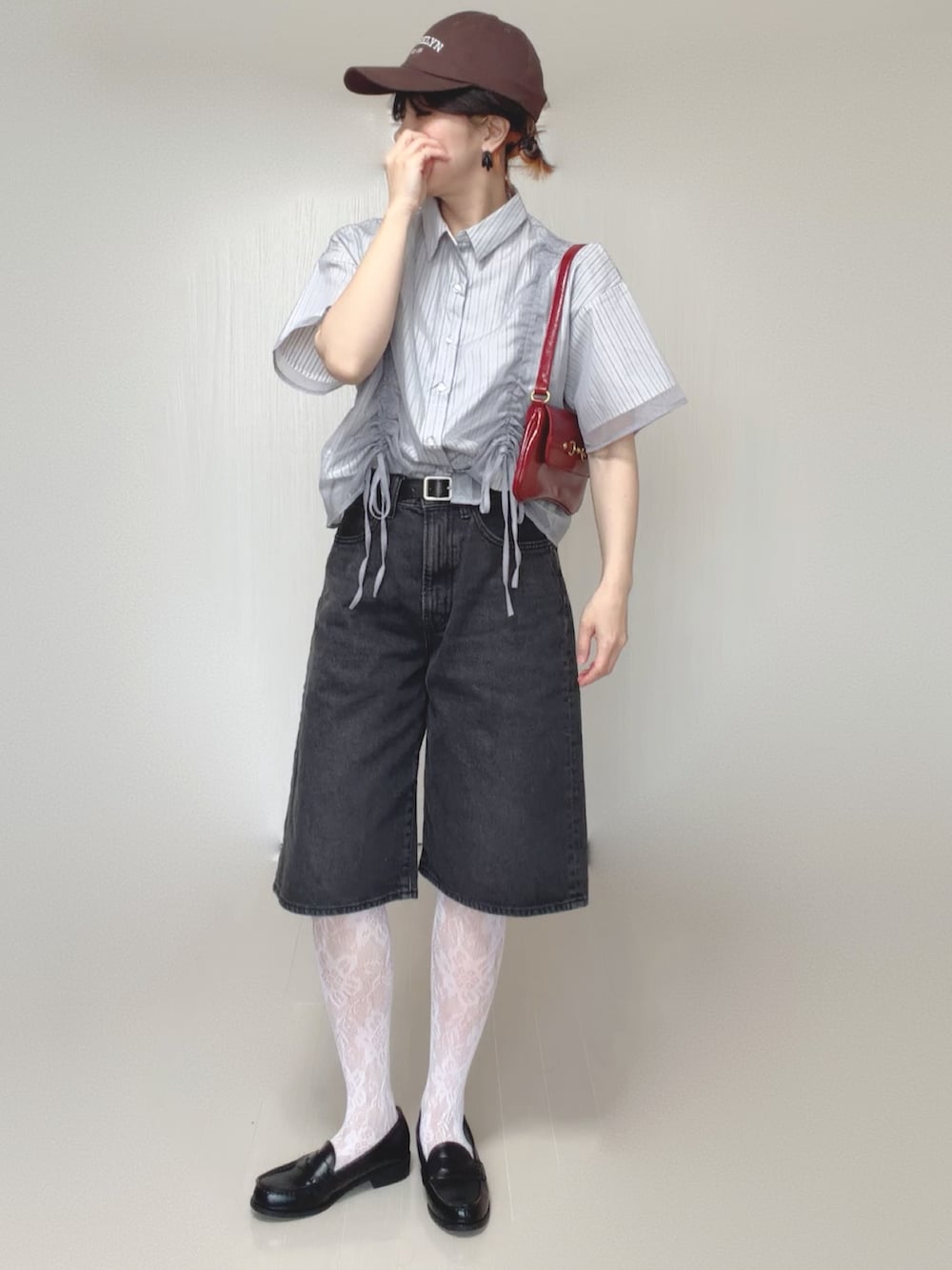 グレー系のシャツ/ブラウス、ブラック系のローファー、ブラック系のデニムパンツを着用したレディースの夏コーディネートの2枚目の写真