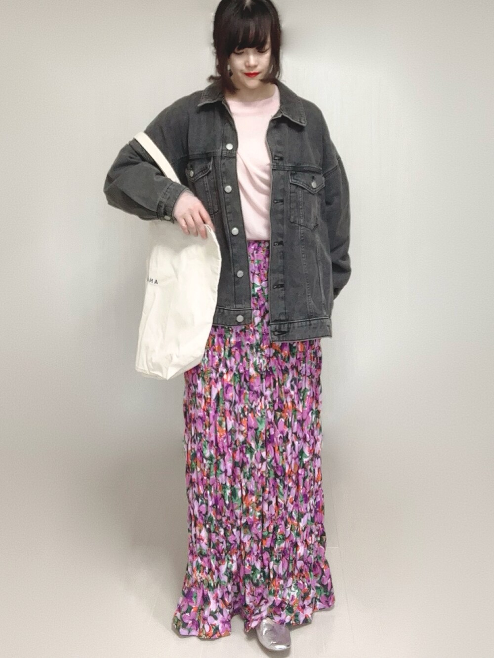 ピンク系のTシャツ/カットソー、ブラック系のデニムジャケット、ホワイト系のトートバッグを着用したレディースの春コーディネートの2枚目の写真