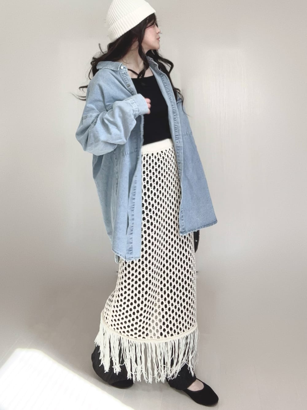 ブルー系のシャツ/ブラウス、ブラック系のキャミソール、ホワイト系のスカートを着用したレディースの春コーディネートの4枚目の写真