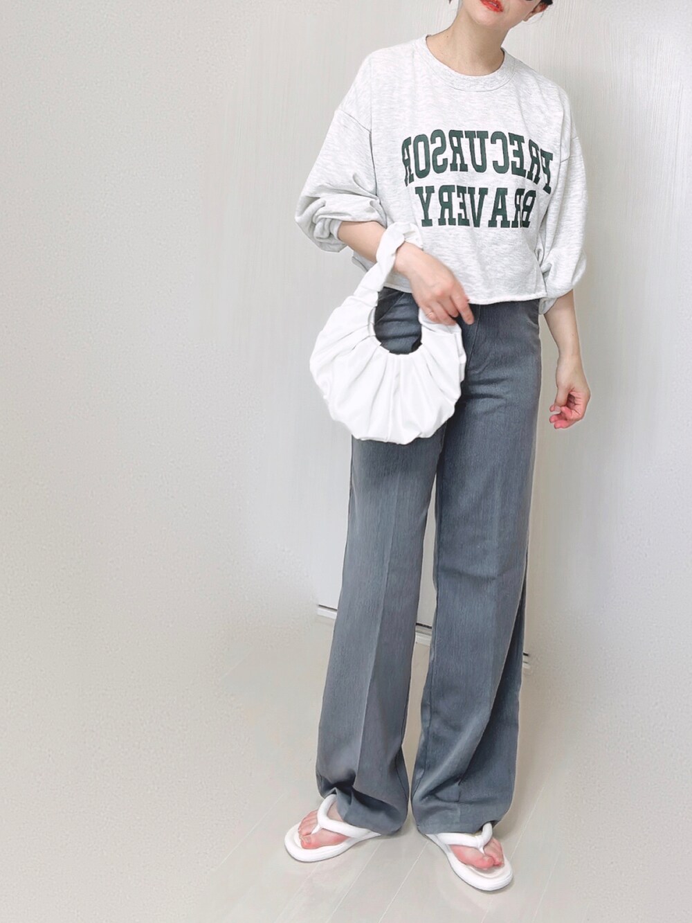 ホワイト系のサンダルを着用したレディースの夏コーディネートの3枚目の写真