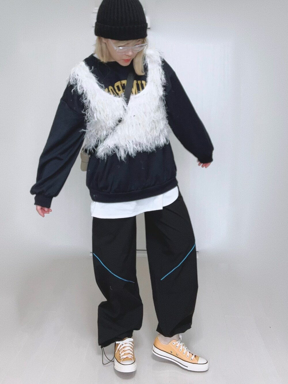 ブラック系のその他パンツ、ホワイト系のベスト、ブラック系のニットキャップ/ビーニーを着用したレディースの冬コーディネートの4枚目の写真