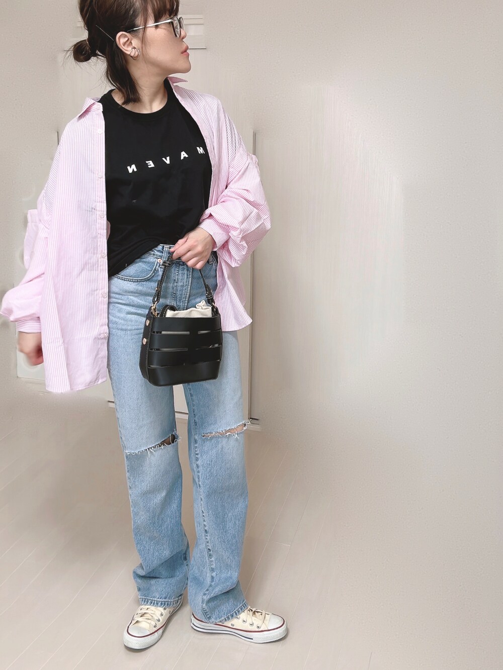 ブルー系のデニムパンツ、ブラック系のTシャツ/カットソー、その他のエコバッグ/サブバッグを着用したレディースの春コーディネートの3枚目の写真