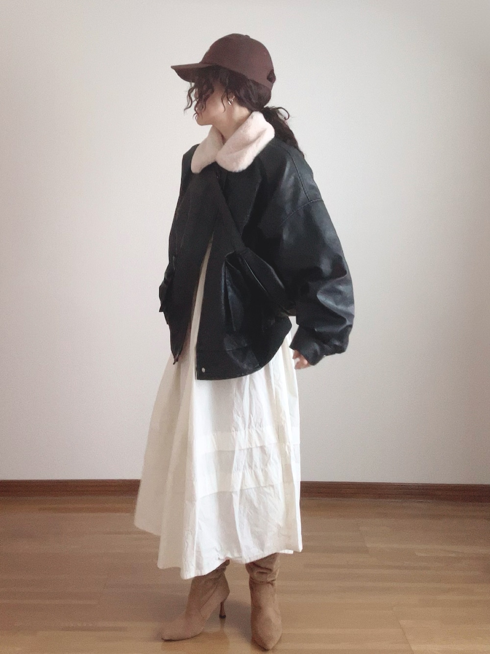 ブラック系のブルゾンを着用したレディースの冬コーディネートの3枚目の写真