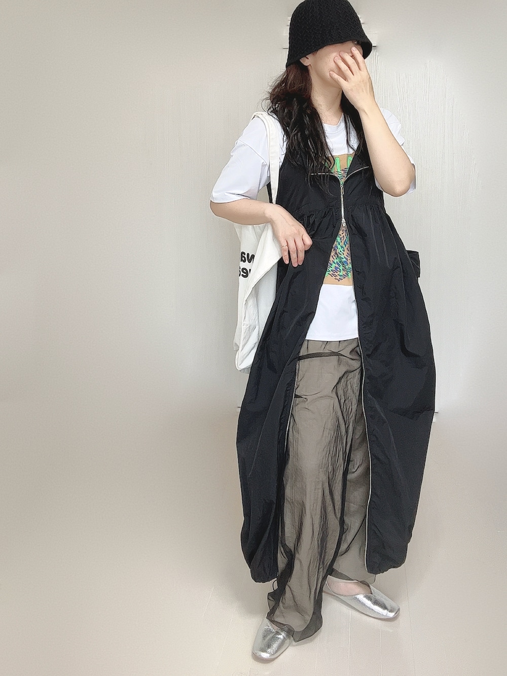 ブラック系のワンピース、ホワイト系のトートバッグ、ブラック系のその他パンツを着用したレディースの夏コーディネートの4枚目の写真