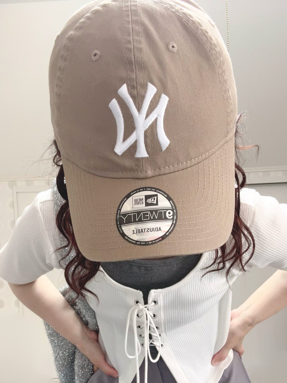 グレー系のその他パンツ、ブラック系のサンダル、ホワイト系のTシャツ/カットソーを着用したレディースの夏コーディネートの3枚目の写真