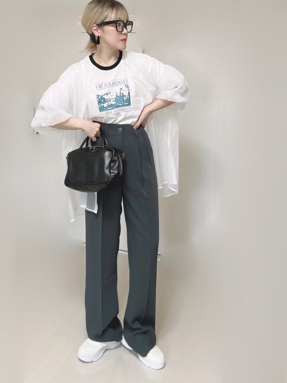 ホワイト系のTシャツ/カットソー、ホワイト系のシャツ/ブラウス、ブラック系のボストンバッグを着用したレディースの秋コーディネートの4枚目の写真