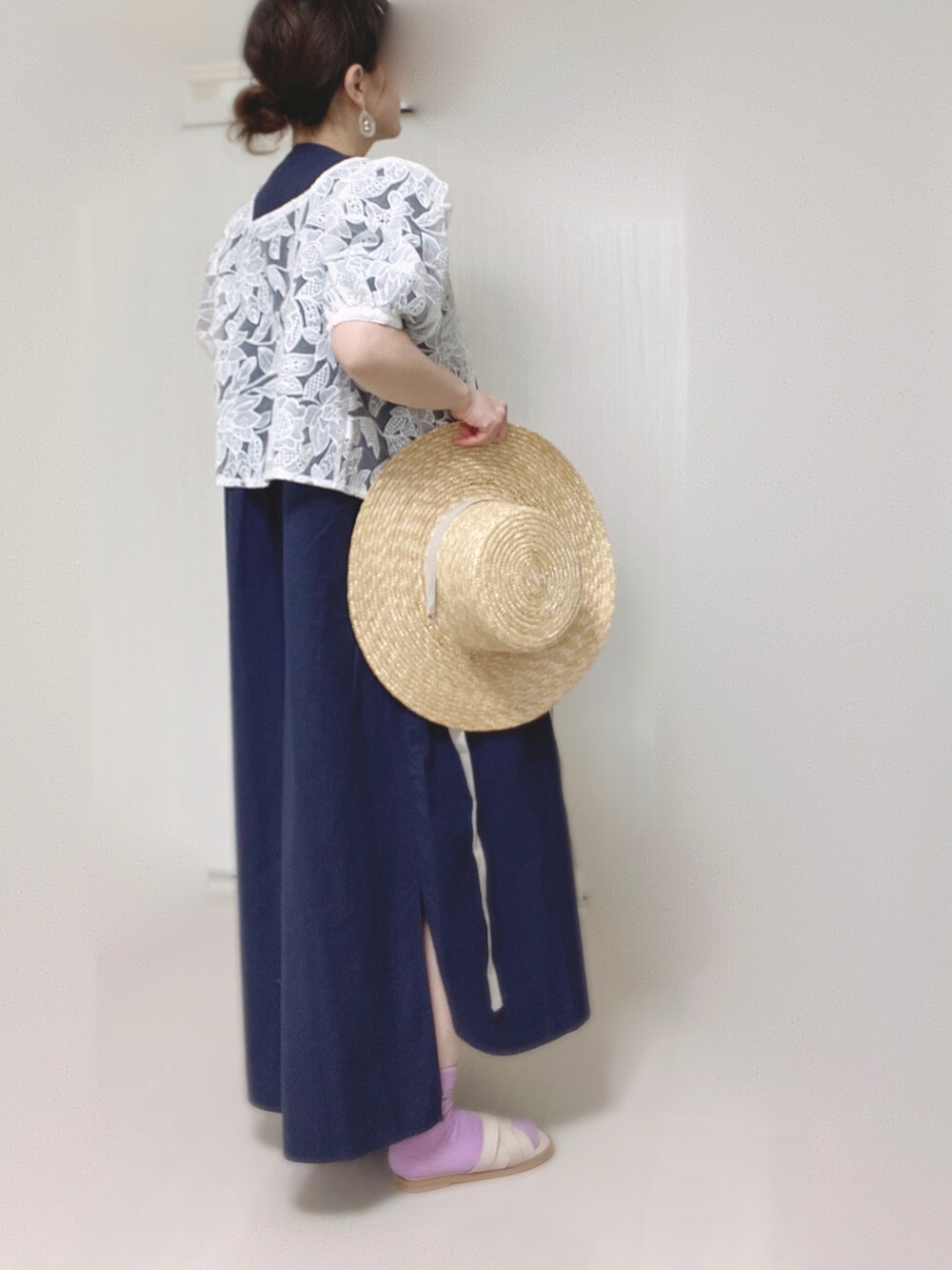 ホワイト系のトートバッグ、ホワイト系のシャツ/ブラウス、ホワイト系のサンダルを着用したレディースの春コーディネートの3枚目の写真