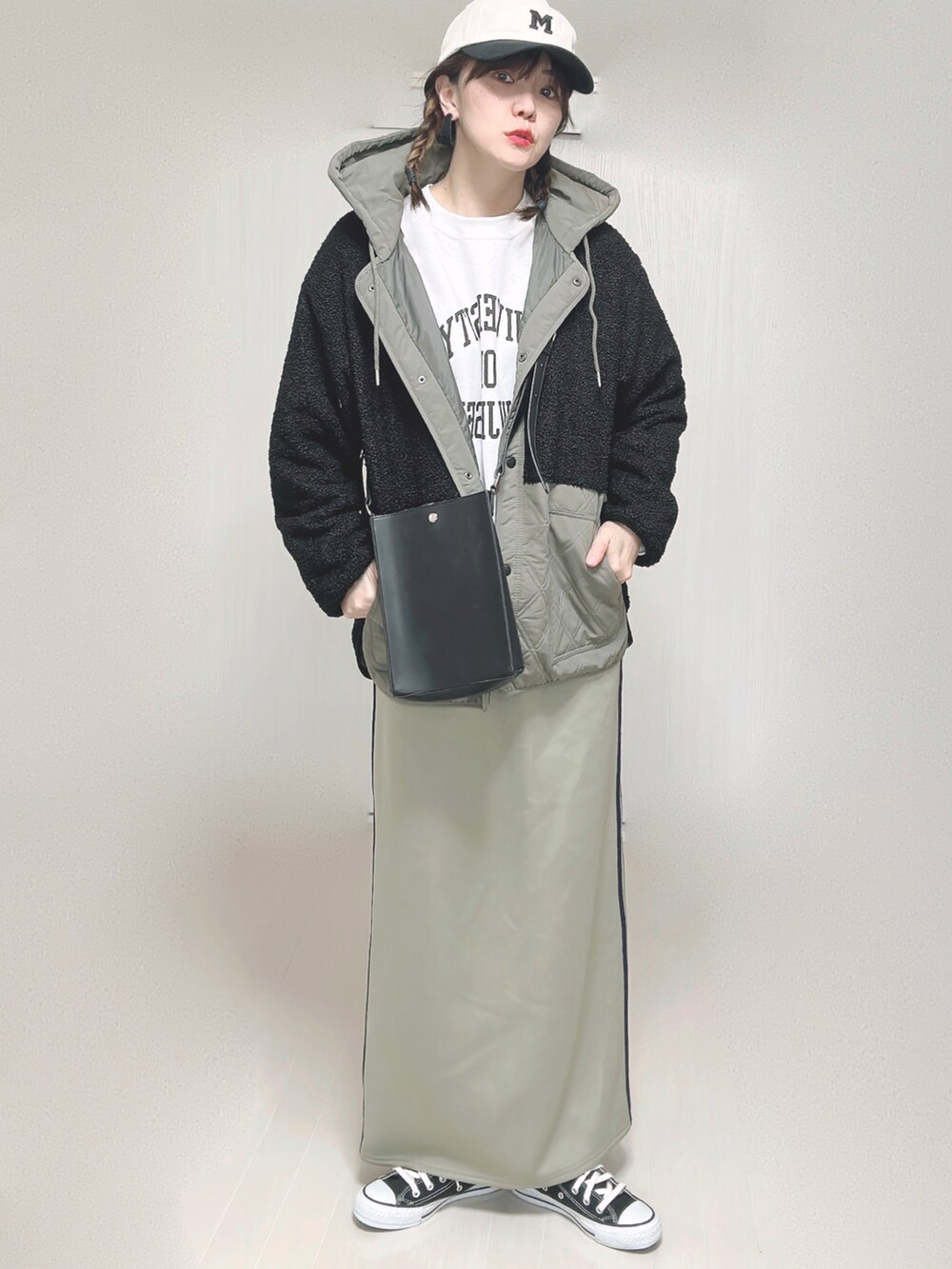 ブラック系のブルゾン、ホワイト系のスウェット、ブラック系のショルダーバッグを着用したレディースの秋コーディネートの3枚目の写真